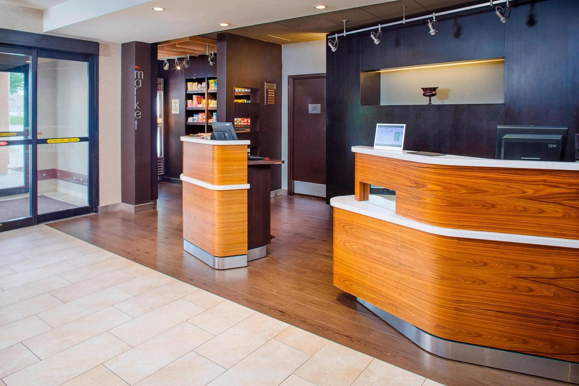 Готель Courtyard By Marriott Richmond Airport Сендстон Екстер'єр фото