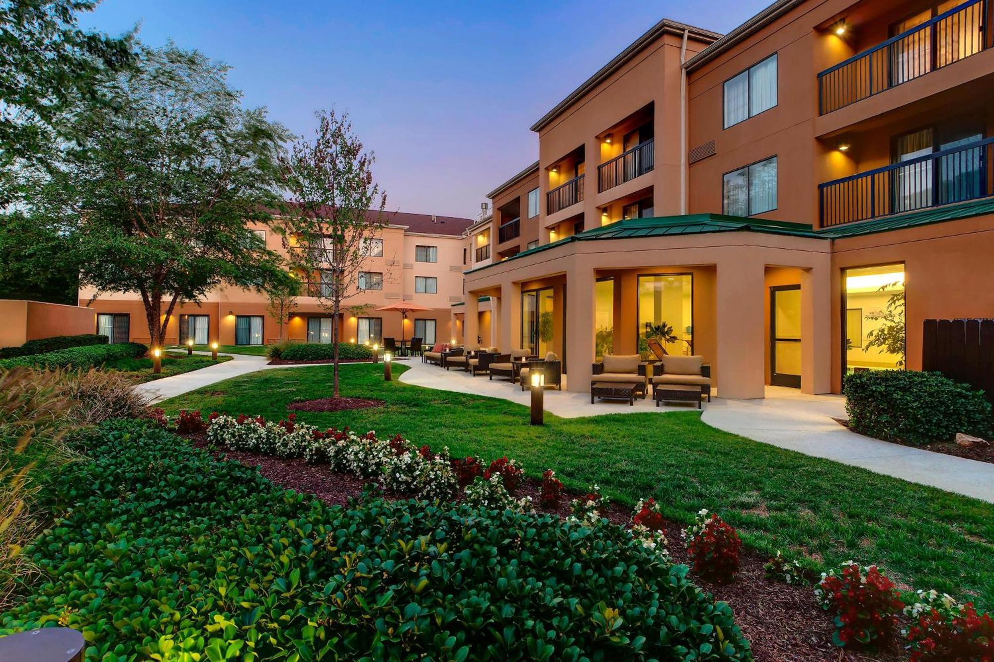 Готель Courtyard By Marriott Richmond Airport Сендстон Екстер'єр фото
