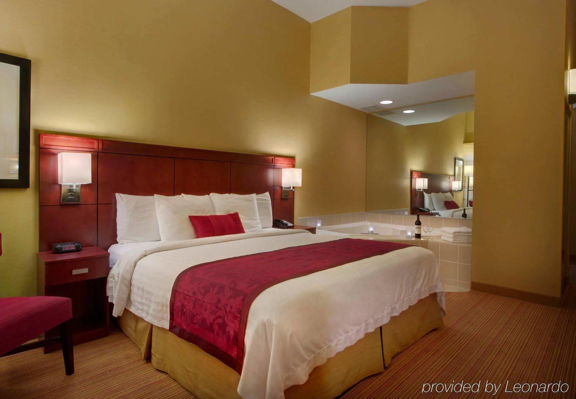 Готель Courtyard By Marriott Richmond Airport Сендстон Номер фото